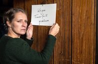 Watzmann ermittelt – Der Betreiber eines beliebten, aber in die Jahre gekommenen Berchtesgadener Sessellifts wird in der Gaststube seiner Bergstation erstochen aufgefunden. Seine Ehefrau (Stefanie von Poser) muss die Bergstation erstmal schließen.