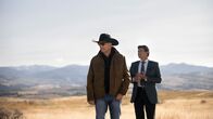 Yellowstone – John Dutton (Kevin Costner, l.) und Thomas Rainwater (Gil Birmingham, r.)