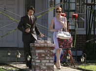 Desperate Housewives – Lynette ist der Meinung, dass sie und ihre Familie einen Gottesdienst besuchen sollten, da sie in der letzten Zeit so viele schreckliche Dinge durchmachen mussten. Die Scavos schließen sich Bree (Marcia Cross, r.) und Orson (Kyle MacLachlan, l.) an und begleiten diese in ihre presbyterianische Kirchengemeinde ...