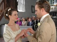 Ich heirate meine Frau – Junges Glück: Elke (Annika Kuhl) und der Schriftsteller Sebastian (Wanja Mues) geben sich das Ja-Wort.