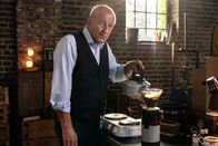 Wilsberg – Wilsbergs (Leonard Lansink) Übergangswohnung ist eine alte Halle, die er notdürftig eingerichtet hat. In der improvisierten Küche darf natürlich die Kaffeemaschine nicht fehlen.