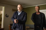 Tatort – Mit gezogenen Waffen kommen Freddy Schenk (Dietmar Bär, l.) und Max Ballauf (Klaus J. Behrendt) ins Haus von Peter Schnitzler.