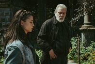 Die Düsteren – Soma (Lisa-Marie Koroll, l.) erhält unerwartete Hilfe von dem geheimnisvollen Leuchtturmwärter Tandrup (Andreas Leupold, r.), der eine Wahrheit enthüllt, die alles verändert.