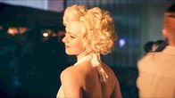 Siebenpunkt – Dorfschönheit Monique (Nele Ahrend) erscheint, herausgeputzt als Marilyn Monroe, in der Dorfdisco NEW YORK.
