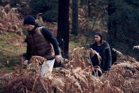 neoriginal: Unbroken – Alex (Aylin Tezel) fühlt sich von allen im Stich gelassen und lässt sich auf ein gefährliches Spiel mit ihrem Ex Jakob (David Owe) ein. Sie folgt ihm an einen unbekannten Ort im Wald.