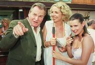 Unter weißen Segeln – WDR Fernsehen UNTER WEISSEN SEGELN - ODYSSEE DER HERZEN, Deutschland 2005, Regie Erwin Keusch Uhr. Susanne (Annett Renneberg, re.) findet es prima, dass ihre Eltern Michael (Fritz Wepper) und Claudia (Michaela May) wieder herzlich miteinander umgehen.