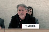 Kongo: Im Reich der Stille – Angesichts der Gleichgültigkeit der Welt begibt sich Thierry Michel nach Genf, um bei den Vereinten Nationen über Menschenrechtsverletzungen auszusagen.