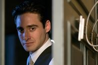 Velvet – Jonás (Llorenç González) macht im Personaltrakt der Galerías Velvet eine interessante Beobachtung.