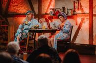 Comedy-Scheune – v.r.n.l.: Jetzt reichts: Rita (Hillu Stoll, rechts) will sich aus den Zwängen des Ehemannes befreien und sucht einen Job. Nachbarin Gisela (Franz Auber) will ihr das ausreden.