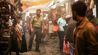 Jungle – Der Abenteurer Karl (Thomas Kretschmann, l.) stellt sich dem Backpacker Yossi (Daniel Radcliffe, r.) vor, nachdem er ihm in eine Handelsgasse gefolgt ist.