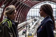 The Club – Ellen (Jade Olieberg, r.) und Zwo (Evelien Bosmans, l.) treffen sich im Bahnhof, um ein klärendes Gespräch zu führen.