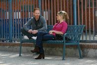 Modern Family – Mitchell (Jesse Tyler Ferguson) und Claire (Julie Bowen) sprechen sich aus und arbeiten Mitchells Kindheitstrauma auf.