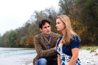 Sturm der Liebe – ARD STURM DER LIEBE FOLGE 1440 Uhr im ERSTEN. Peter (Daniel Fünffrock, l.) findet die völlig unterkühlte Theresa (Ines Lutz, r.) am Fluss.