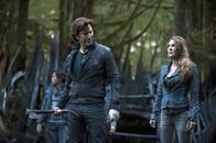 The 100 – Auf der Suche nach den Teenagern, die sie zuvor auf die Erde geschickt hatten: Kane (Henry Ian Cusick, l.) und Abigail (Paige Turco, r.) ...
