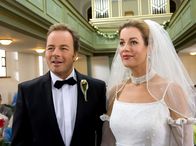 In aller Freundschaft – Endlich steht Sarah Marquardt (Alexa Maria Surholt) neben Benjamin Wittenberg (Till Demtröder) vor dem Traualtar.