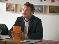 Der Winzerkönig – Bei der Versammlung der Bürgerinitiative gegen die Machenschaften des Bürgermeisters: Jakob Ressler (Ferry Öllinger).