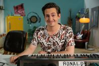 Leider lustig – „Leider lustig“ ist eine Sketch-Comedy für Kinder, in der Youtube-Star Marti Fischer regelmäßig aus dem Rahmen fällt. Der Stimmenimitator, Musiker, Synchronsprecher, Nie-Stillsitzer und Quatschmacher Marti Fischer kennt den Kosmos der Kinder und Jugendlichen.