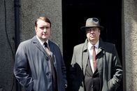 Der junge Inspektor Morse – DS Jim Strange (Sean Rigby, l.) und DCI Fred Thursday (Roger Allam, r.) ermitteln in einem Kino, in dem kürzlich ein Mord geschah.