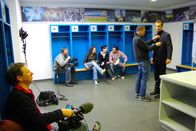 Grips Deutsch – Drehen, wo viele Schüler einmal hin wollen: Vorbereitung zum Thema "Kurzvortrag" in der Umkleidekabine des 1860 München in der Allianz Arena. Die Schüler schlüpfen für den Strategievortrag vor der Mannschaft in die Rolle des Fußballtrainers. Hier bereitet sich Rhetorik-Coach Christian Eisert (rechts) auf das Vorspielen vor.