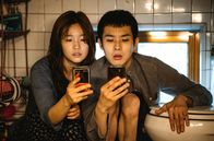 KinoFestival im Ersten: Parasite – Ki Woo (Choi Woo-shik) und seine Schwester Ki Jung (Park So-dam) müssen sich sogar das W-LAN schnorren.