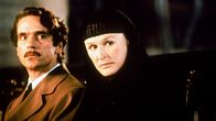 Das Geisterhaus – Esteban Trueba (Jeremy Irons), Ferula (Glenn Close)