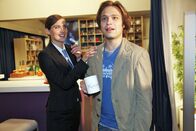 Verliebt in Berlin – Bruno (Tim Sander, r.) möchte Angelinas (Nora Düding, l.) unangenehmen Fragen entkommen.