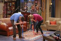 The Big Bang Theory – Verbringen einen ganz besonderen Abend miteinander: Amy (Mayim Bialik, hinten r.), Leonard (Johnny Galecki, hinten l.), Penny (Kaley Cuoco, vorne r.) und Sheldon (Jim Parsons, vorne l.) ...