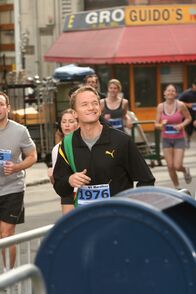 How I Met Your Mother – Nimmt am New York City Marathon teil: Barney (Neil Patrick Harris) ...
