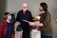 Nix Festes – Jonas' (Sebastian Fräsdorf, r.) Rentenbescheid lässt seine Eltern (Gitta Schweighöfer, Gottfried Vollmer) ratlos zurück.
