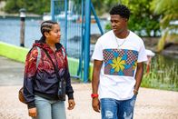 Death in Paradise – Layla Carpenter (Ruby-May Martinwood) - eine alte Freundin von Marlon (Tahj Miles) - ist die einzige Zeugin des schrecklichen Mordes. Während Marlon nach Antworten sucht, kommen Erinnerungen an sein altes Leben hoch.