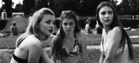 Freibadsinfonie – Die drei Freundinnen (von links) Kiara (Marie Löschhorn), Linda (Hannah Kraft) und Heli (Paulina Ferrari) unterhalten sich über Jungs und beobachten die Jungsgruppe um Sami (Daniel Toos).