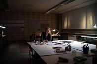 Alice – Alice (Nina Gummich) im Büro der EMMA.