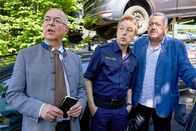 Die Rosenheim-Cops – Polizeidirektor Achtziger (Alexander Duda, l.), Kommissar Hofer (Joseph Hannesschläger, r.) und Polizeihauptmeister Mohr (Max Müller, M.) entdecken eine Überwachungskamera auf dem Autoschrottplatz. Ob die Bilder der Kamera zur Aufklärung des Falls beitragen können?
