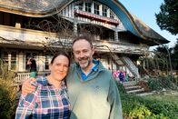 SRF bi de Lüt – Nathalie und Sandro Balliana vor ihrem Bauernhaus in Bätterkinden (BE).