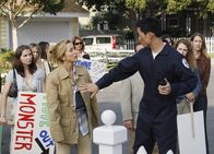 Desperate Housewives – Lynette (Felicity Huffman, 2.v.l.) betrachtet mit Sorge, wie die Bewohner der Wisteria Lane einen Protestmarsch gegen Art arrangiert haben ...