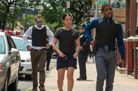 Elementary – Bei den Ermittlungen in einem neuen Mordfall: Sherlock Holmes (Jonny Lee Miller, l.), Joan Watson (Lucy Liu, M.) und Detective Bell (Jon Michael Hill, r.) ...