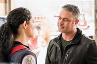 Chicago Fire – Sie kommen sich wieder näher: Miranda Rae Mayo als Stella Kidd, Taylor Kinney als Kelly Severide.