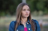 You & Me – Der Tod ihrer Schwester hat Emma (Jessica Barden) verändert.
