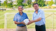 Dok 1 – Die kleinen Söhne zum Training gebracht - und nie wieder weggekommen: Der Chemiker Peter Helm (l.) packt seit Jahrzehnten beim Postverein mit an.