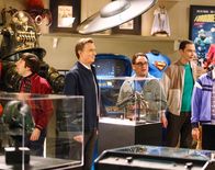 The Big Bang Theory – Als sich herausstellt, dass Dr. Lorvis (Billy Bob Thornton, 2.v.l.) ein leidenschaftlicher Sammler von Filmrequisiten ist, die ihm seine Patienten aus der Welt des Showbusiness geschenkt haben, sind Howard (Simon Helberg, l.), Sheldon (Jim Parsons, r.), Leonard (Johnny Galecki, 2.v.r.) und Raj total begeistert ...