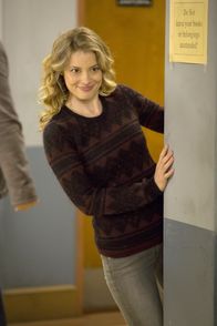 Community – Als Abed sorglos ausplaudert, wie es in der Serie "Bloodlines of Conquest" weitergeht, schwört Britta (Gillian Jacobs) Rache ...