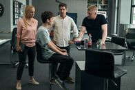 SOKO Wien – Gruppeninspektorin Penny Lanz (Lilian Klebow, l.), Bezirksinspektor Klaus Lechner (Andreas Kiendl, 2.v.r.), und Major Max Herzog (Martin Gruber, r.) sprechen mit Lukas Steinbichler (Alexander Sladek, 2.v.l.) darüber, was in der Nacht passiert ist, als Clara ums Leben kam.