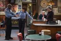 Superior Donuts – Ahnen nicht, dass die Frage des Vertrauens noch für einige Probleme sorgen wird: James (Darien Sills-Evans, l.), Randy (Katey Sagal, 2.vl.), Tush (David Koechner, 2.v.r.) und Arthur (Judd Hirsch, r.) ...
