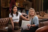 How I Met Your Father – Valentina (Francia Raisa, l.); Sophie (Hilary Duff, r.)