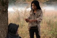 The Passage - Das Erwachen – Tim Fanning (Jamie McShane, l.); Amy Bellafonte (Saniyya Sidney, r.)