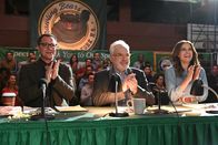 Perfect Harmony – v.l.n.r.) Torsten VanBlaricum (Josh Malina); Arthur Cochran (Bradley Whitford); Belinda Sue (Jackie Seiden)