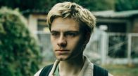 Schattenseite – Corvin (Florian Geißelmann) trauert um seinen verstorbenen Freund Linus.