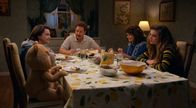 Ted – (im Uhrzeigersinn) Ted; John Bennett (Max Burkholder); Matt Bennett (Scott Grimes); Susan Bennett (Alanna Ubach); Blaire Bennett (Giorgia Whigham)