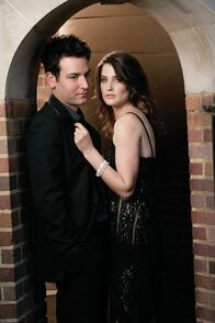 How I Met Your Mother – (3. Staffel) - Als Ted (Josh Radnor, l.) Robin (Cobie Smulders, r.) begegnete, glaubte er an die Liebe auf den ersten Blick ...