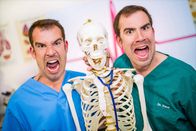 Operation Autsch! – (v.li.): Chris van Tulleken (Dr. Chris), Xand van Tulleken (Dr. Xand).
